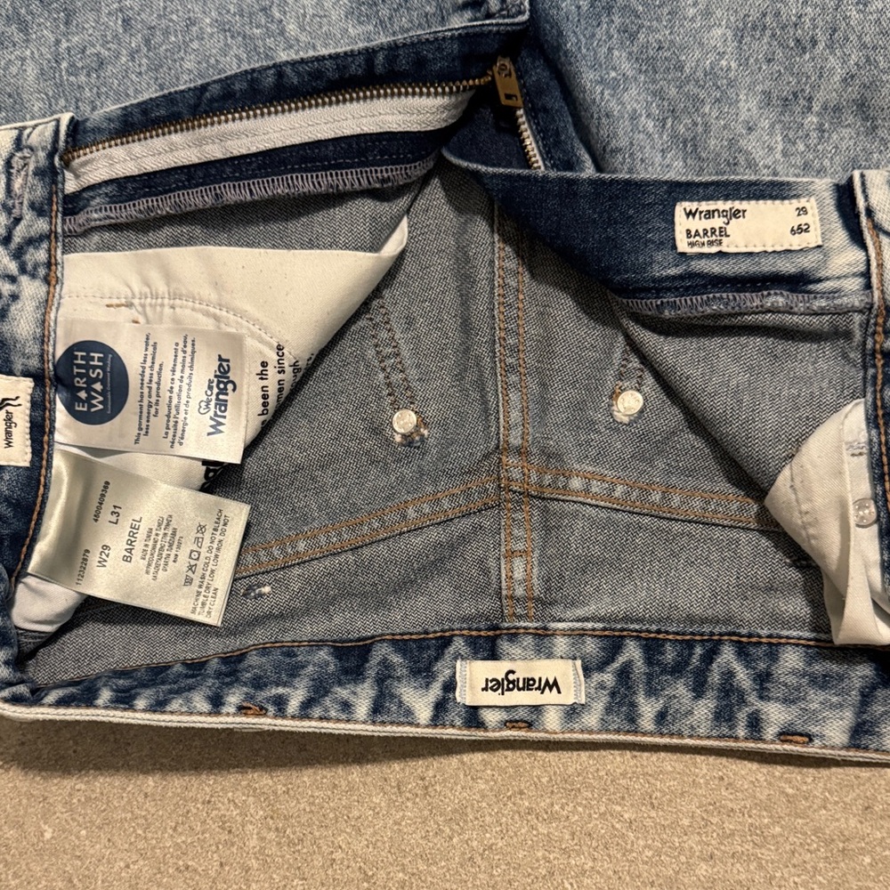 Women’s Wrangler Barrel 652 High Rise Jeans - Picture 2 of 5